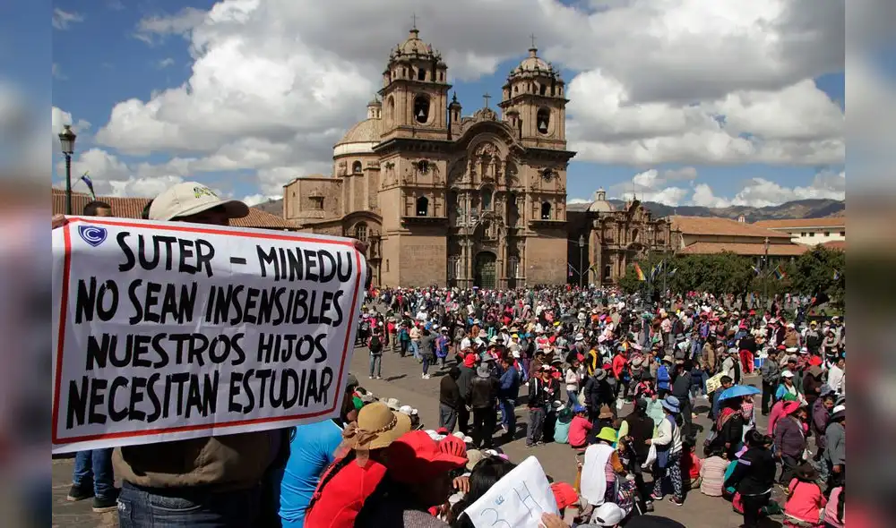 Padres en Cusco marchan contra huelga magisterial