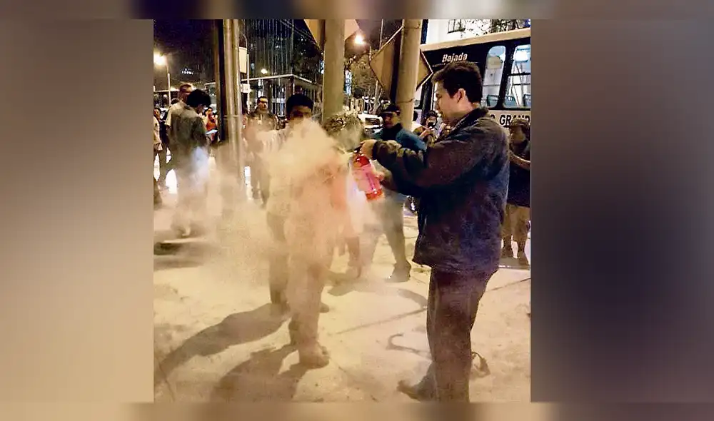 Sujeto sube a bus y rocía combustible a pasajera en Miraflores
