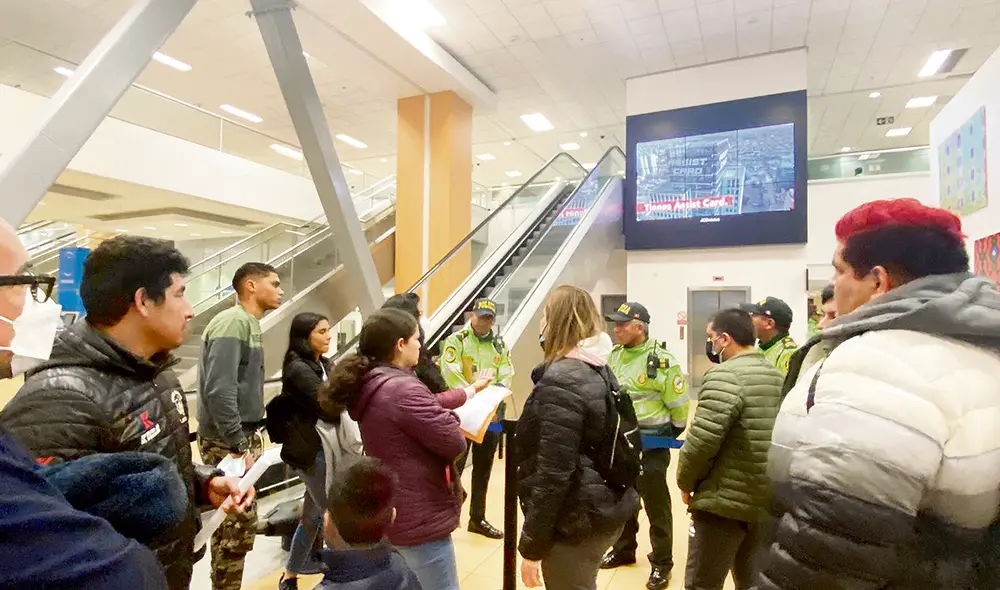 Cansados. Los viajeros no sabían qué hacer para no perder sus vuelos por falta de pasaporte. Foto: difusión