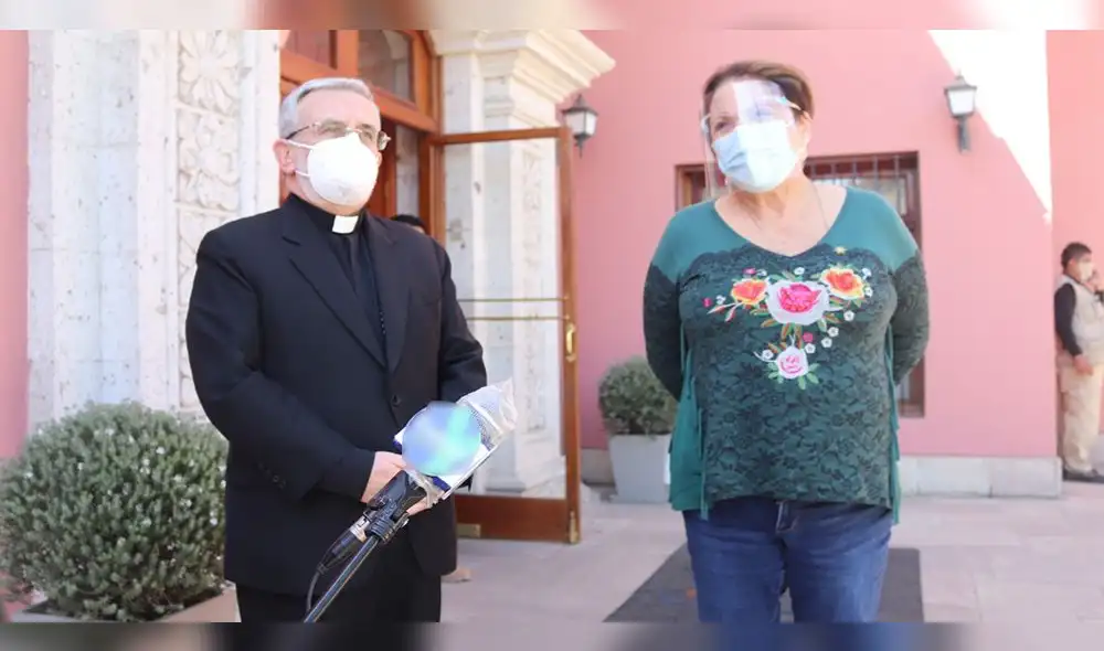 La ministra tuvo este sábado un encuentro con al arzobispo de Arequipa, Javier del Río Alba. La ministra tuvo este sábado un encuentro con al arzobispo de Arequipa, Javier del Río Alba.