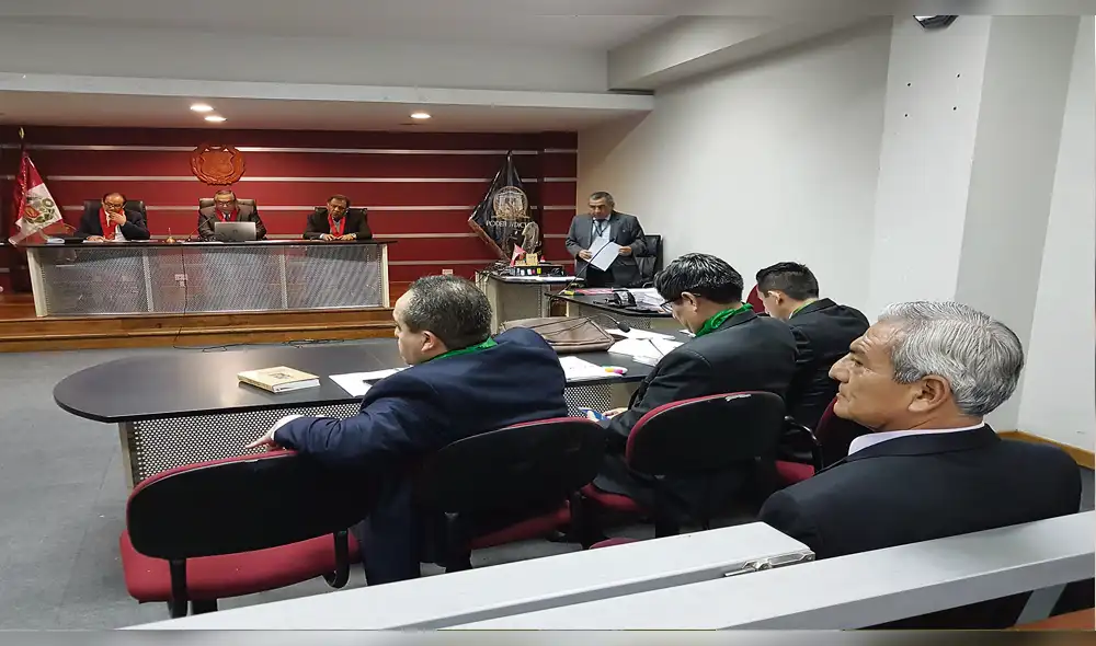 Solitario. Nuevamente Elidio Espinoza concurrió a la audiencia sin el acompañamiento de sus coacusados. Solitario. Nuevamente Elidio Espinoza concurrió a la audiencia sin el acompañamiento de sus coacusados.