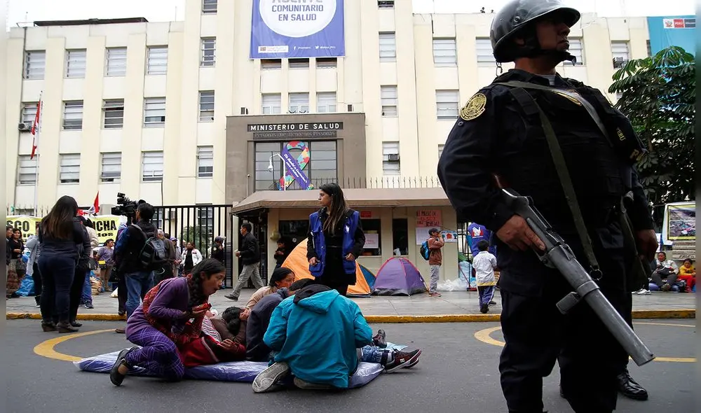 Pobladores de Cerro de Pasco se encadenan frente al Minsa [FOTOS]