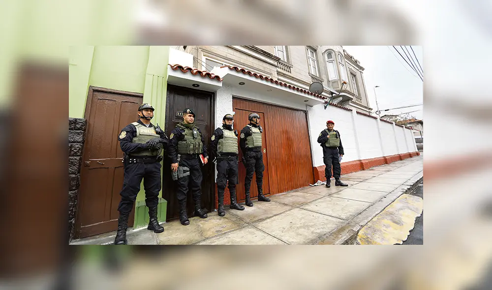 Revisión. La Fiscalía analizó abundante documentación en las oficinas de "Kiko" Mandriotti en la Academia Cantolao, en La Punta. Revisión. La Fiscalía analizó abundante documentación en las oficinas de "Kiko" Mandriotti en la Academia Cantolao, en La Punta.