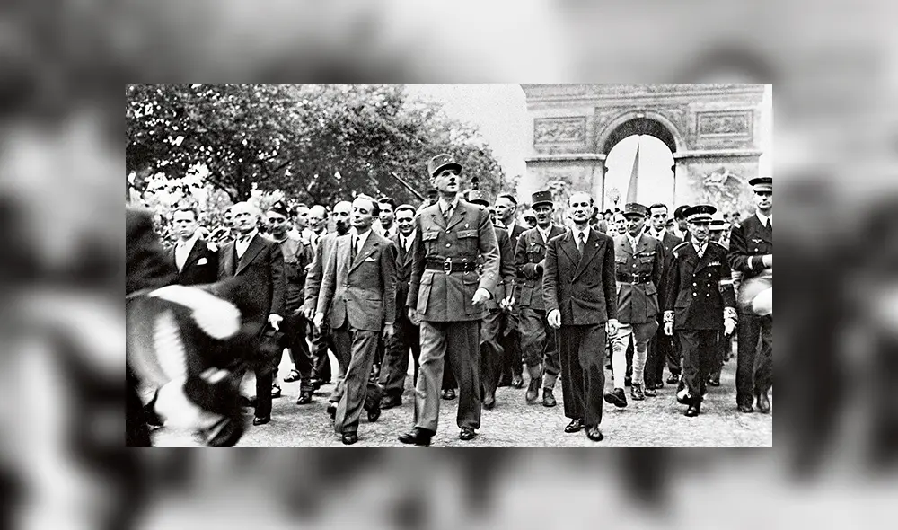 Victorioso. El general francés Charles de Gaulle y sus lugartenientes rumbo a Notre Dame para el servicio de Acción de Gracias, después de la liberación de París.