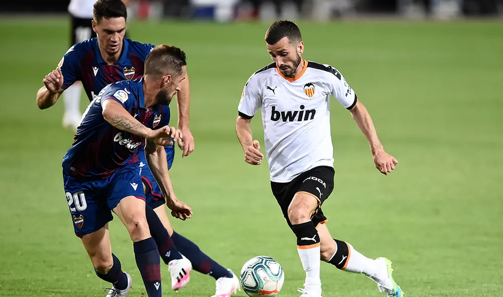 Valencia encontró el 1-0 a los 89'. Sin embargo, no pudo mantener su ventaja y le terminaron empatando sobre los 90+7'. Foto: AFP.