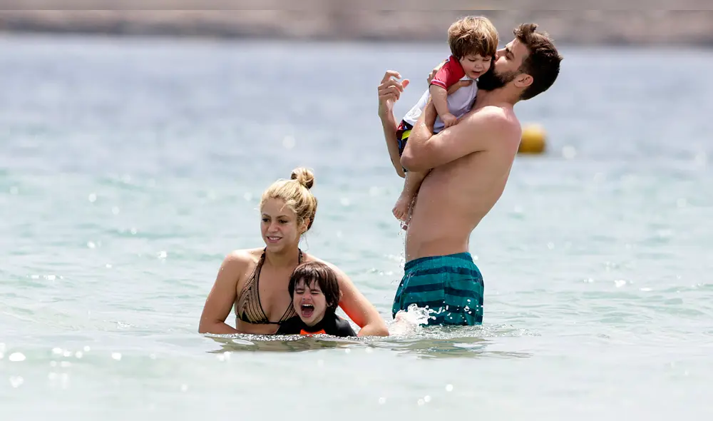 Shakira y Piqué disfrutan de sus vacaciones y no se salvan de los paparazzis en plena playa 