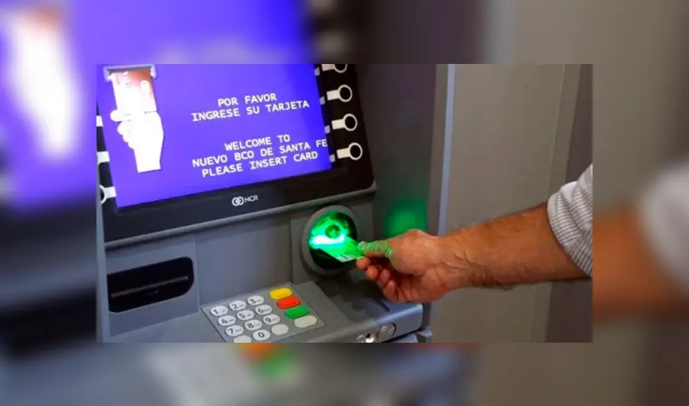 Un distraído abogado olvidó su tarjeta de débito en el cajero automático y vigilante aprovechó para robarle todo su dinero. Foto: Referencial Un distraído abogado olvidó su tarjeta de débito en el cajero automático y vigilante aprovechó para robarle todo su dinero. Foto: Referencial