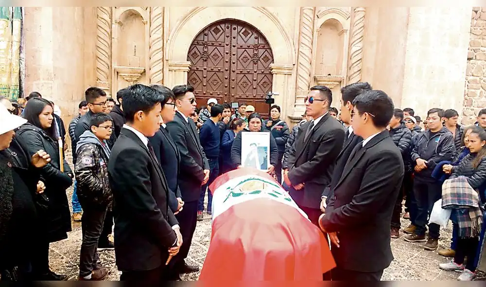 Dan último adiós a excongresista que falleció en accidente en Puno