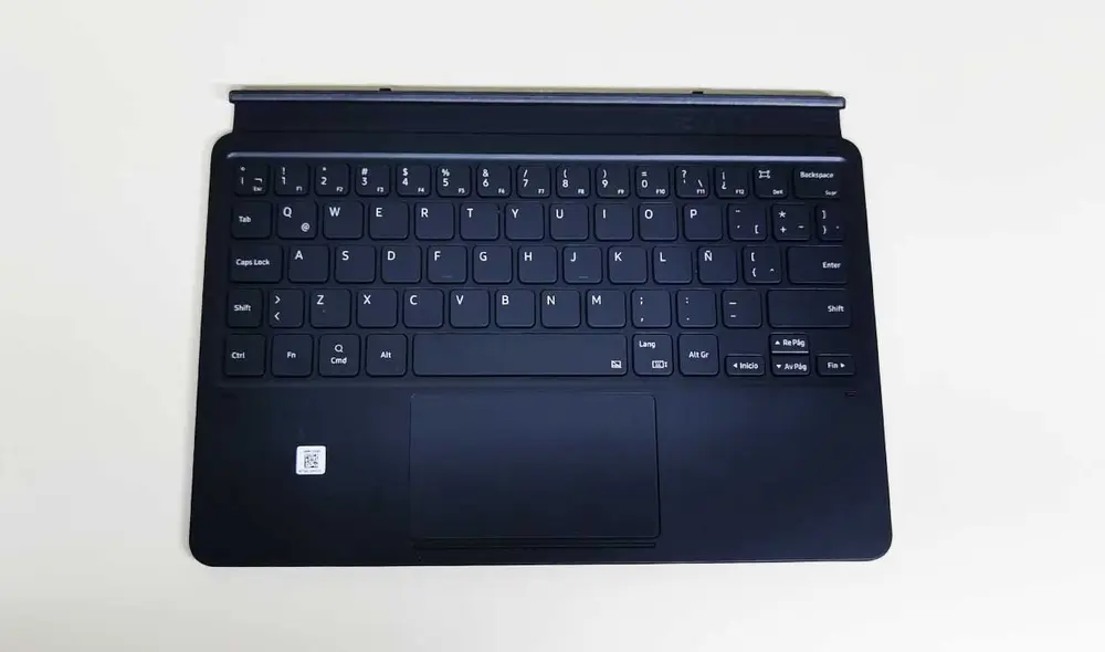 El teclado del Galaxy Tab S7 te permitirá 'transformar' tu tablet en una especie de laptop. Foto: Daniel Robles El teclado del Galaxy Tab S7 te permitirá 'transformar' tu tablet en una especie de laptop. Foto: Daniel Robles