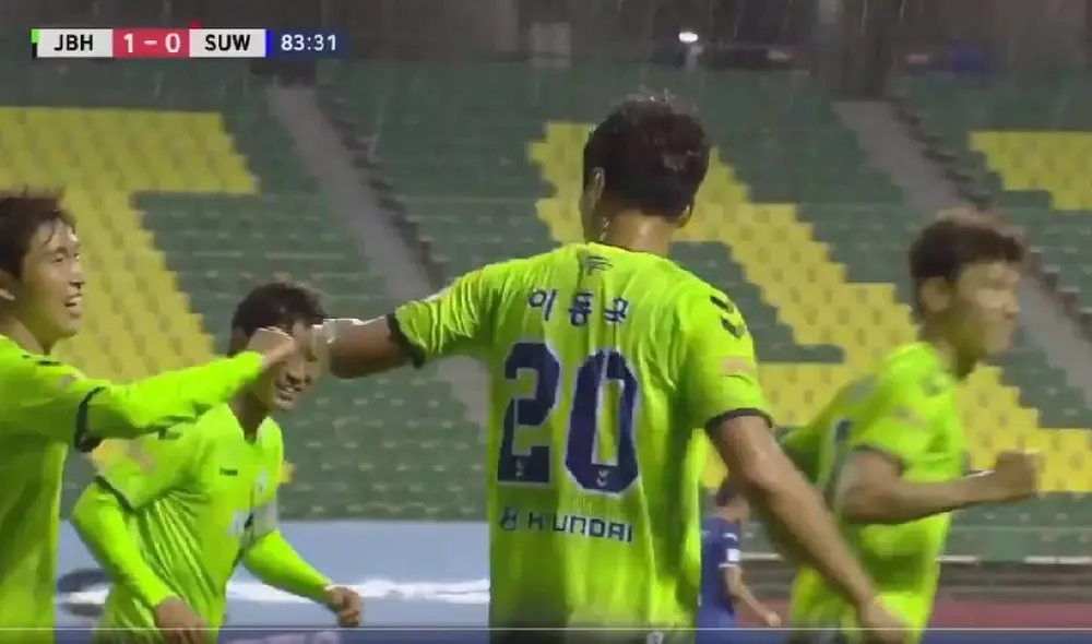 Así fue la celebración de Lee Dong-gook con sus compañeros. Foto: K Ligue 1