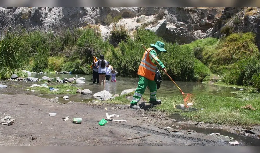 En el lugar, los agentes pidieron a los bañistas que se retiren el lugar y ellos accedieron sin poner objeciones. Foto: Municipalidad de Yura. En el lugar, los agentes pidieron a los bañistas que se retiren el lugar y ellos accedieron sin poner objeciones. Foto: Municipalidad de Yura.