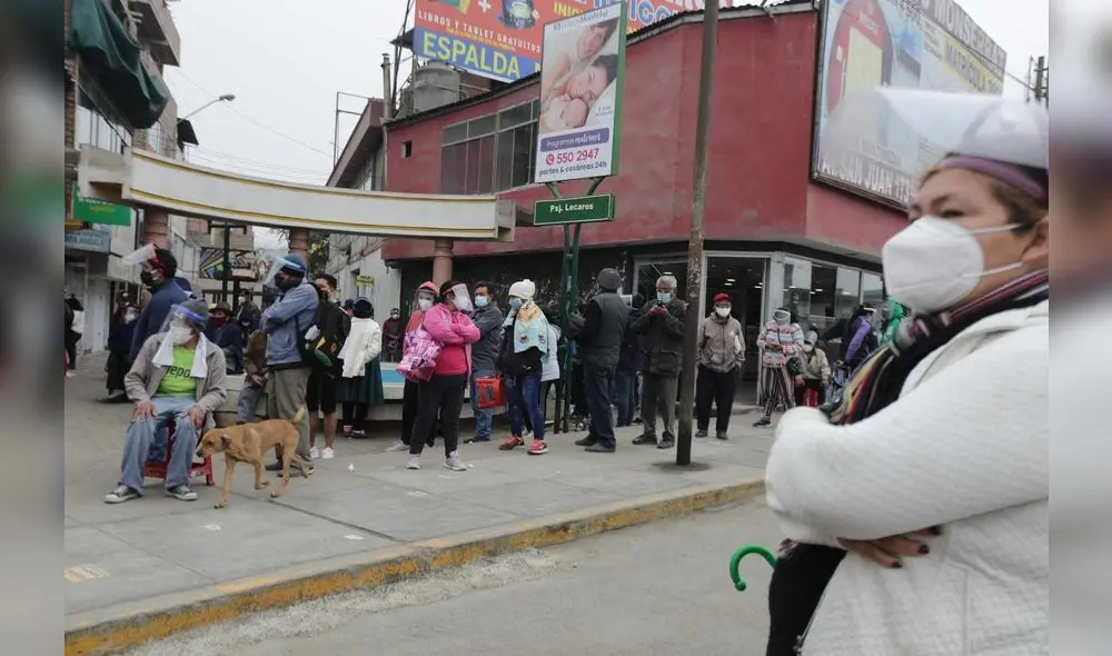 Largas colas se registran en el Banco de la Nación del óvalo de Puente Piedra por el cobro del bono familiar. Foto: John Reyes/ La República. Largas colas se registran en el Banco de la Nación del óvalo de Puente Piedra por el cobro del bono familiar. Foto: John Reyes/ La República.