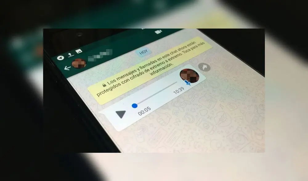 Sí es posible reproducir audios de WhatsApp sin que cambien al check azul.
