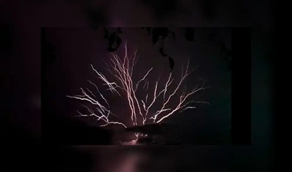 Rayo entra en contacto con volcán y genera una lluvia de fuegos artificiales [VIDEO]