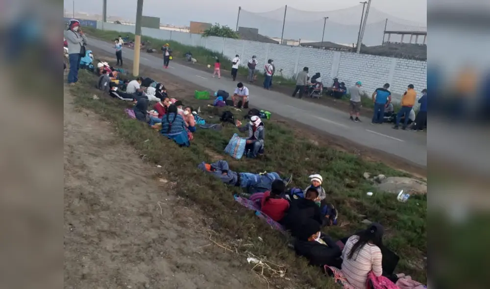 Mujeres con niños, jóvenes y adultos mayores forman parte de la multitud. Mujeres con niños, jóvenes y adultos mayores forman parte de la multitud.