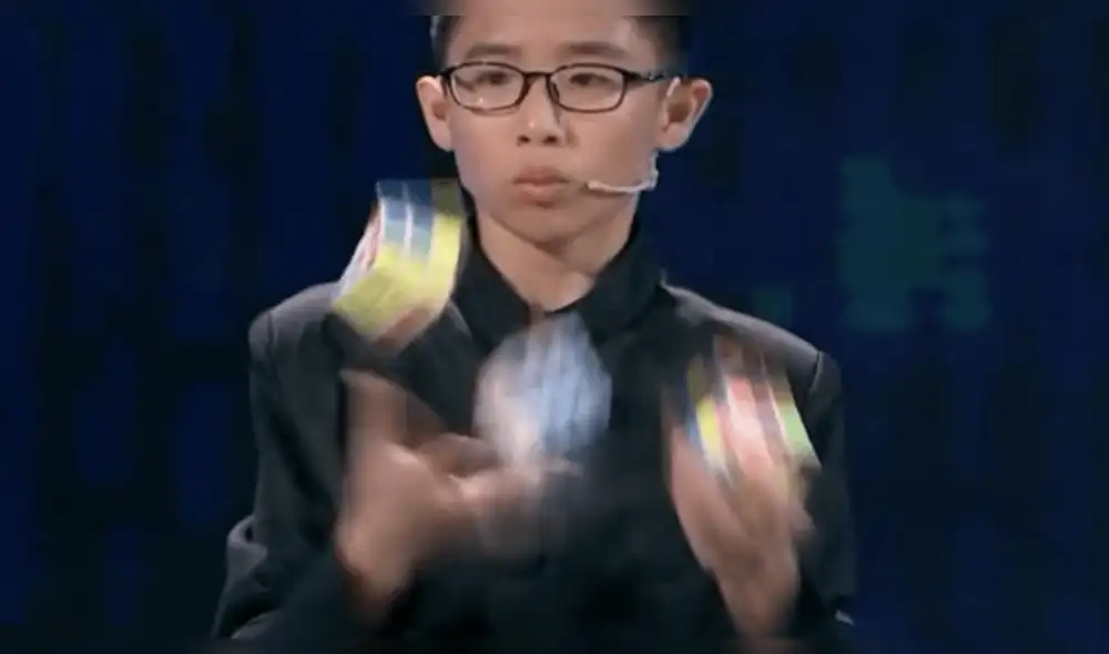 Vía Facebook: arma tres cubos de Rubik en el aire con técnica que te dejará perplejo [VIDEO]