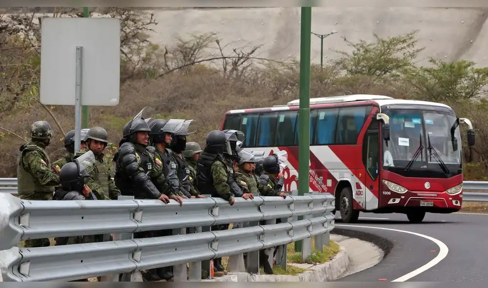Los soldados patrullan las afueras de la ciudad de Quito el 5 de octubre de 2019 en medio de protestas contra las políticas económicas del presidente ecuatoriano Lenin Moreno.