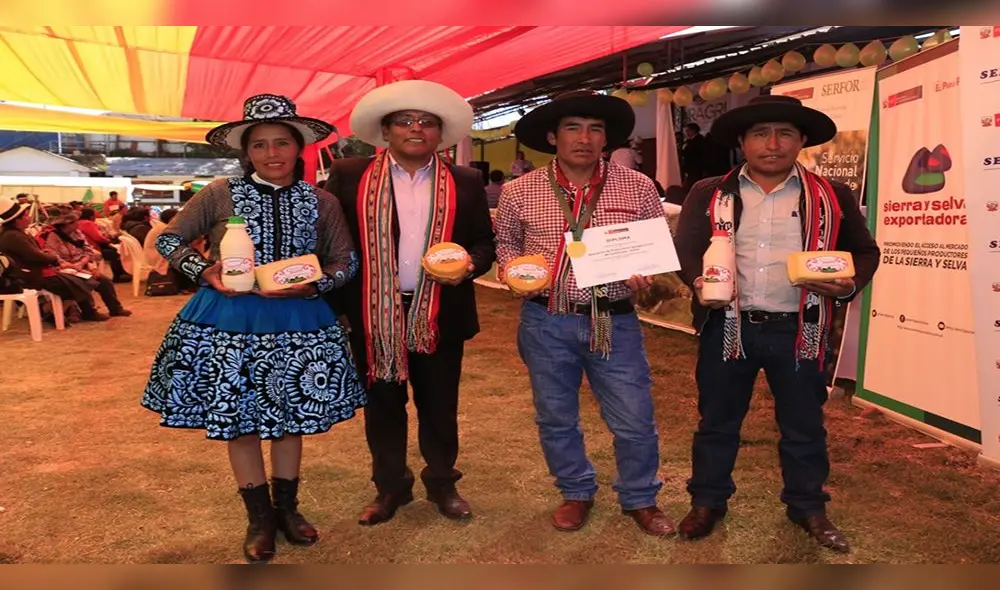Productores lácteos de Chumbivilcas son distinguidos con medalla del Minagri.