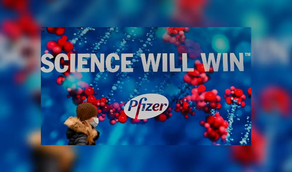 Una persona que lleva una mascarilla protectora pasa por delante de Pfizer Inc. Foto: AFP Una persona que lleva una mascarilla protectora pasa por delante de Pfizer Inc. Foto: AFP