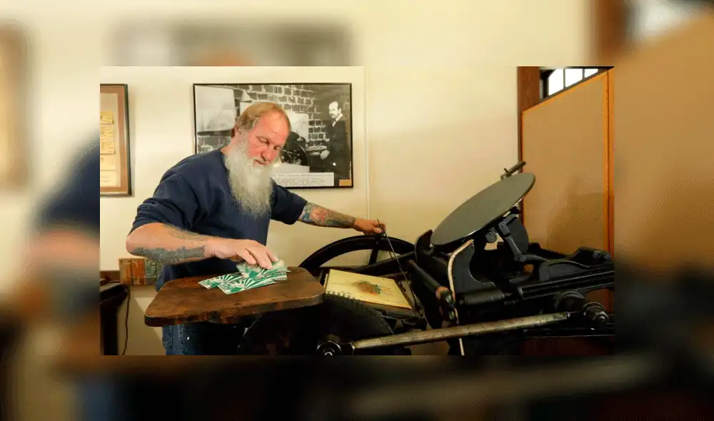 Los billetes son impresos en una máquina del siglo XIX. Foto: AP.