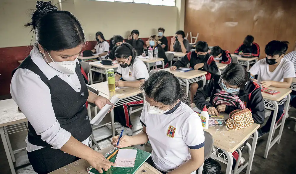 Se alistan. En el José Encinas (Santa Anita) hacen planes pilotos en aulas con alta vacunación. Foto: John Reyes/ La República Se alistan. En el José Encinas (Santa Anita) hacen planes pilotos en aulas con alta vacunación. Foto: John Reyes/ La República