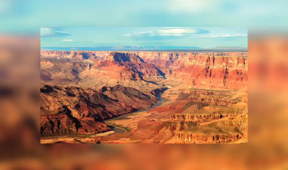 Una turista casi cae a un precipicio al intentar tomar una fotografía. Una turista casi cae a un precipicio al intentar tomar una fotografía.