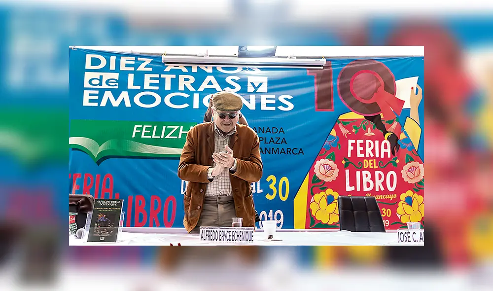 Homenaje. El escritor Alfredo Bryce Echenique recibe de pie los aplausos con los que fue ovacionado en la FELIZH.