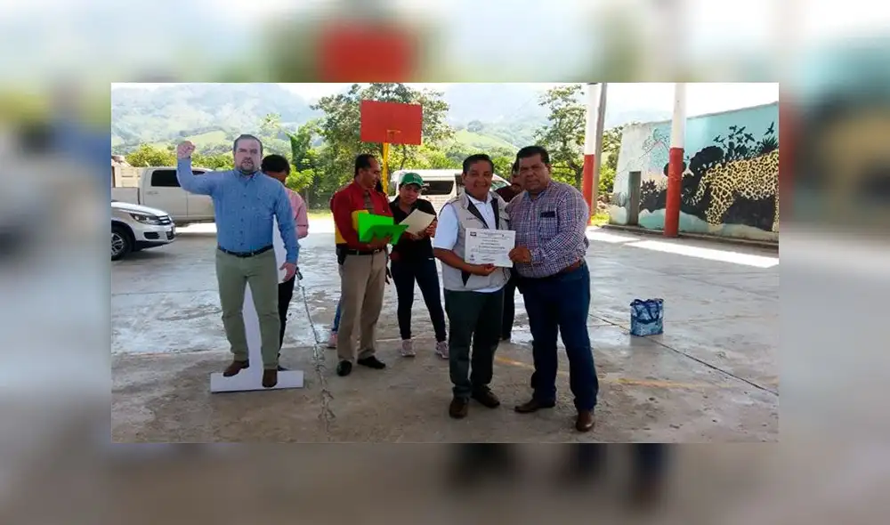 Con el puño derecho arriba la copia de cartón sale a la luz cuando es la hora de tomar las fotografías. Ayuntamiento de Pichucalco