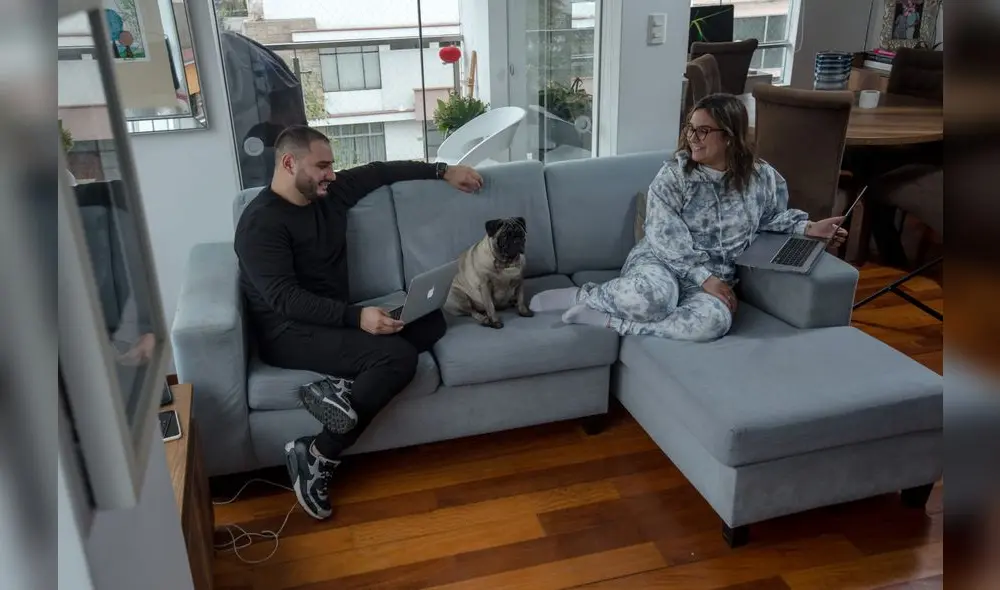 Alexia Rosas y Gianfranco Castillo, propietarios de la marca de ropa La Matier, abrigados y felices en poleras y joggers. Foto: John Reyes.
