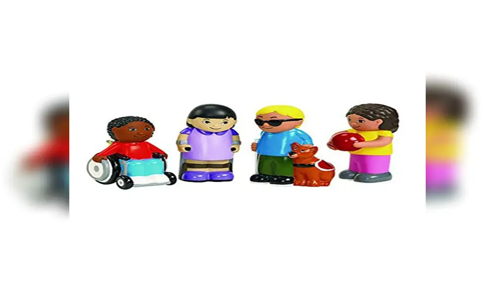 Estados Unidos: Profesora coloca implantes auditivos en muñecos.