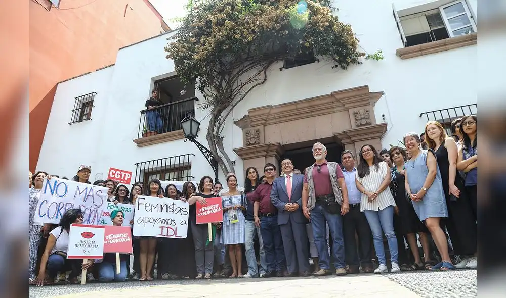 Plantón en solidaridad a IDL por arremetida fujimorista [FOTOS]