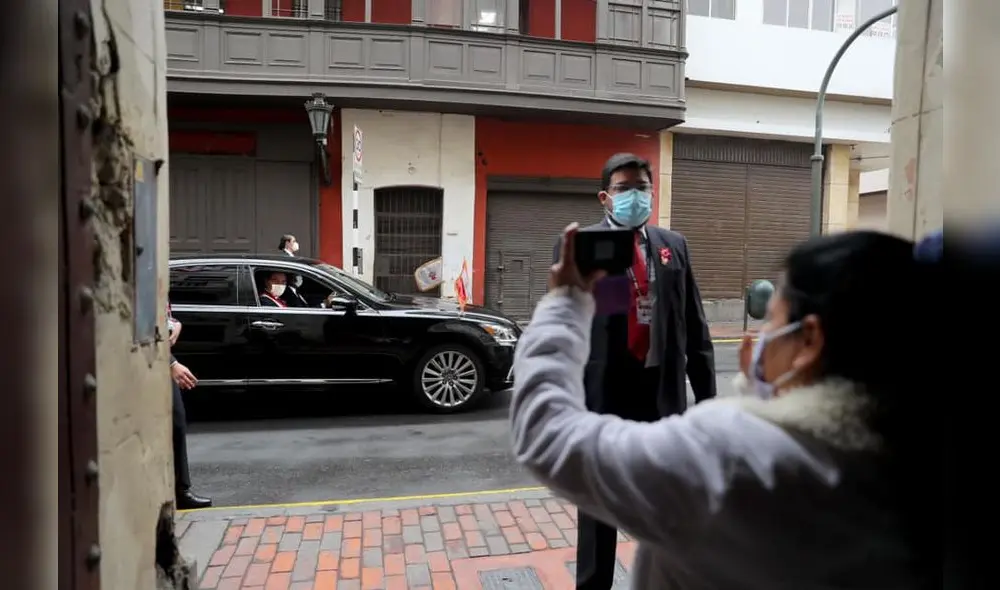Ciudadanos grabando el recorrido de Martín Vizcarra al Congreso. Foto: Presidencia.