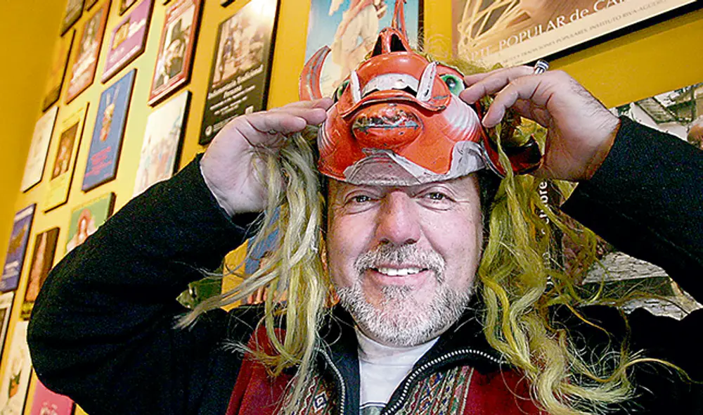 Historiador. Luis Repetto intenta ponerse una máscara, pieza familiar en su trabajo de campo.