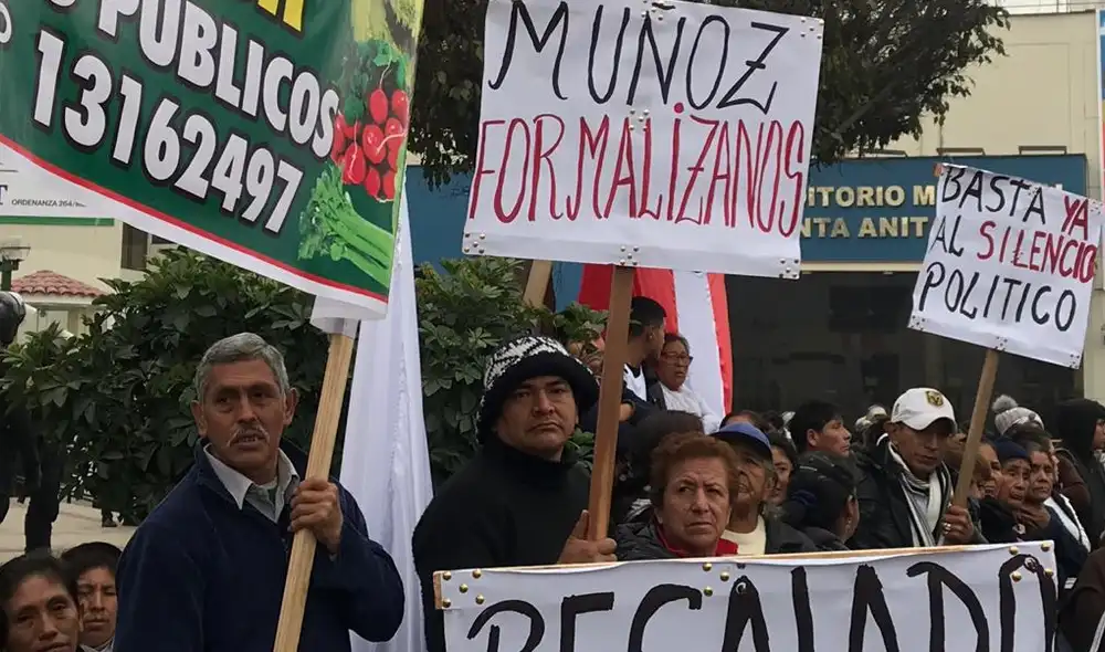 Cientos de vendedores informales se movilizaron.