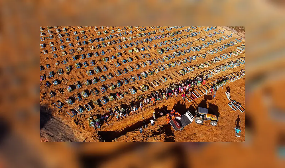 Vista aérea de los trabajadores del cementerio Parque Taruma, durante la pandemia de coronavirus COVID-19 en Manaos, estado de Amazonas, Brasil. | Foto: Michael Dantas / AFP Vista aérea de los trabajadores del cementerio Parque Taruma, durante la pandemia de coronavirus COVID-19 en Manaos, estado de Amazonas, Brasil. | Foto: Michael Dantas / AFP