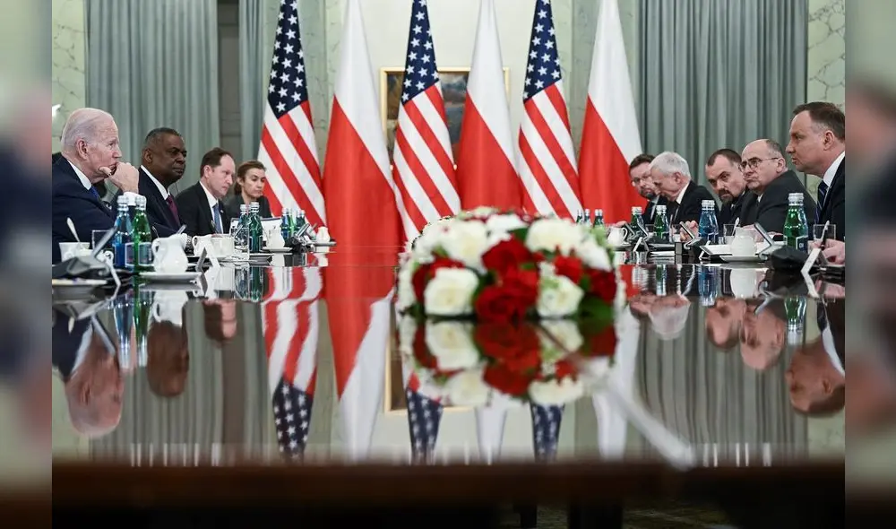 El presidente ESTADOUNIDENSE Joe Biden (L), junto con el secretario de Defensa estadounidense Lloyd Austin (2ndL), asiste a una reunión con el presidente polaco Andrzej Duda (R) y el ministro polaco de Foregin Zbigniew Rau (2ndR) en el palacio presidencial de Varsovia el 26 de marzo de 2022. Foto: AFP.