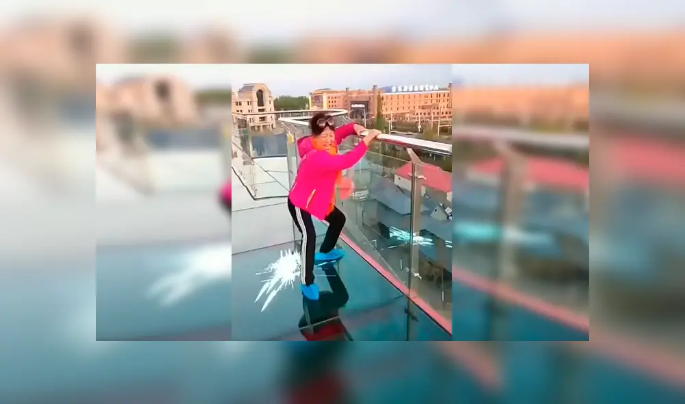 En Facebook, una señora se llevó el susto de su vida al cruzar un gigantesco puente de vidrio en China. En Facebook, una señora se llevó el susto de su vida al cruzar un gigantesco puente de vidrio en China.