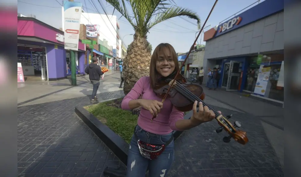 Bárbara Fernández despertando melodías, en el boulevard de Magdalena. Fotografía: Javier Quispe. Bárbara Fernández despertando melodías, en el boulevard de Magdalena. Fotografía: Javier Quispe.