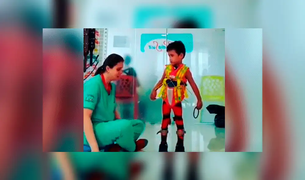Facebook viral: Terapista llora de emoción al ver a niño caminar por primera vez [VIDEO]