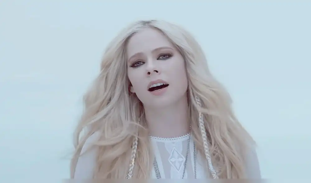 Avril Lavigne se desnuda en Instagram y anuncia nuevo disco el próximo año [VIDEO]