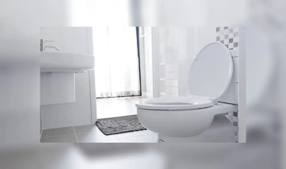 Employees of a funeral parlour carry the coffin of a COVID-19 victim into a vehicle, outside the Carlos Van Buren Hospital in Valparaiso on June 12, 2020. - Chile registered the worst daily figures so far in the current coronavirus pandemic on Friday, with 6,754 new infections in the last 24 hours and 222 more deaths, totaling up to now 2,870 fatalities, local authorities reported. (Photo by ADRIANA THOMASA CARBALLO / AFP)