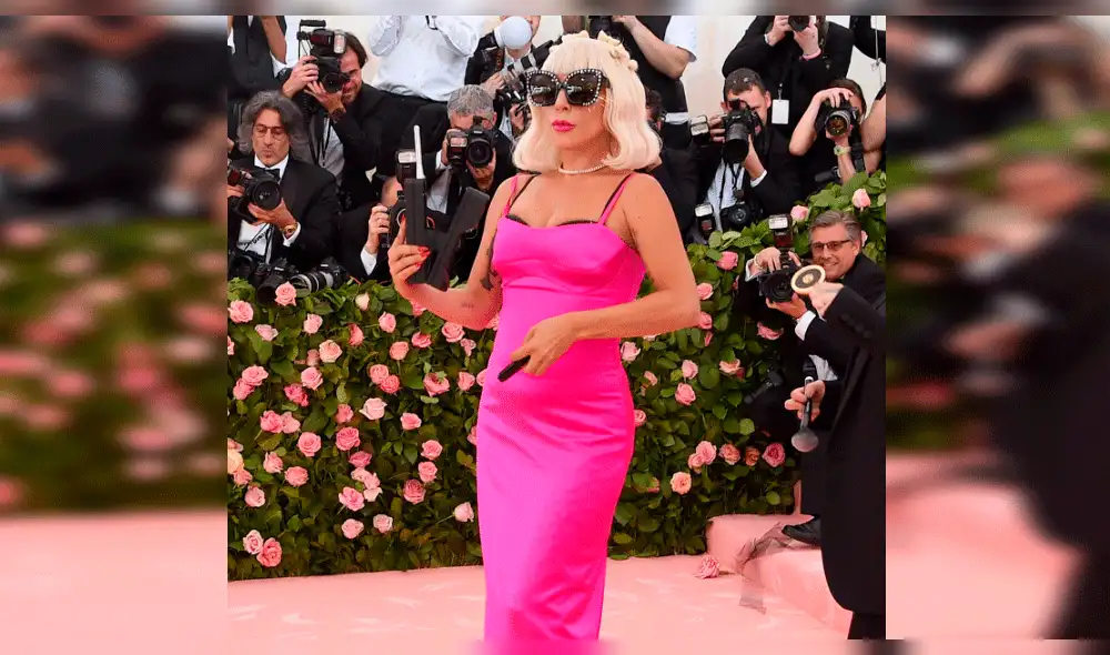 Lady Gaga se desviste en la alfombra rosa del MET Gala 2019 [VIDEO]