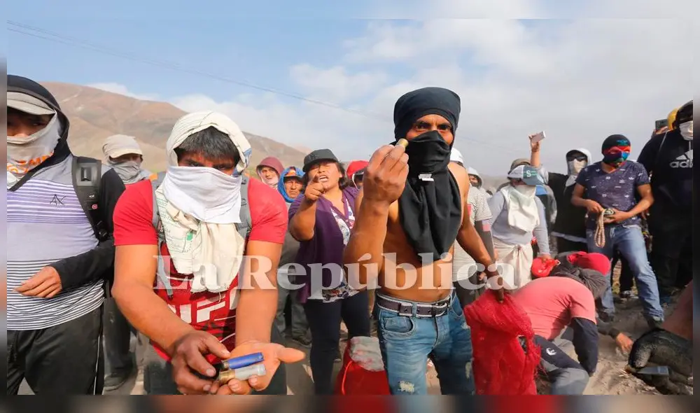 Opositores al proyecto minero Tía María muestran indignados los elementos utilizados por la Policía para dispersarlos.