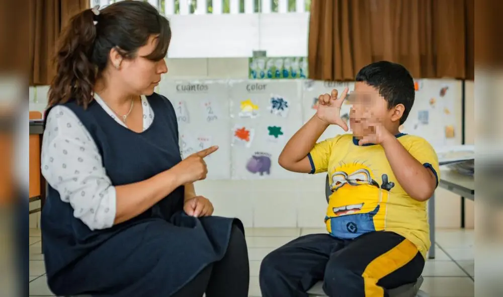 Las personas sordas enfrentan dificultades para poder desempeñarse con éxito en el contexto escolar. Foto: Andina