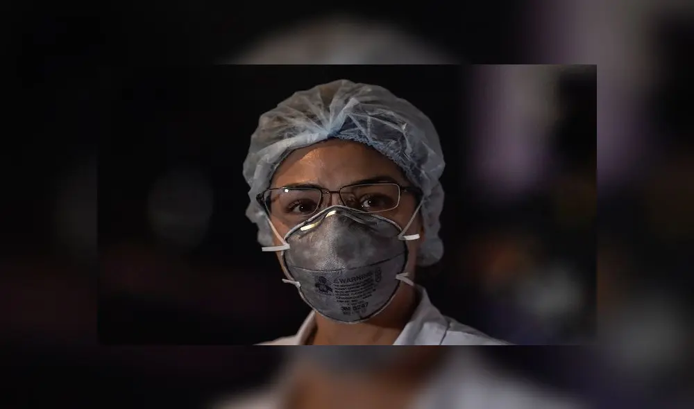 A medical worker from the "20 de Noviembre" hospital listens to residents across the street singing to praise them and their patients in Mexico City, on April 28, 2020, amid the novel coronavirus pandemic. - Latin America is like "Europe six weeks ago" in relation to the advance of COVID-19, so an increase in the number of cases is expected in the coming weeks, warned on April 28 the deputy director of the Pan American Health Organization (PAHO), Jarbas Barbosa. (Photo by PEDRO PARDO / AFP) A medical worker from the "20 de Noviembre" hospital listens to residents across the street singing to praise them and their patients in Mexico City, on April 28, 2020, amid the novel coronavirus pandemic. - Latin America is like "Europe six weeks ago" in relation to the advance of COVID-19, so an increase in the number of cases is expected in the coming weeks, warned on April 28 the deputy director of the Pan American Health Organization (PAHO), Jarbas Barbosa. (Photo by PEDRO PARDO / AFP)