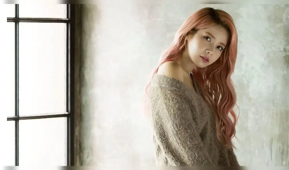 Desliza para ver más fotos de Solar de MAMAMOO.