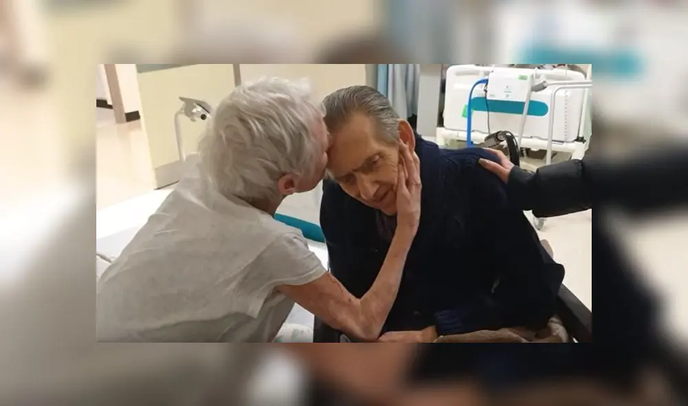 La anciana se reincorporó rápidamente de su cama para abrazar a su esposo. La anciana se reincorporó rápidamente de su cama para abrazar a su esposo.