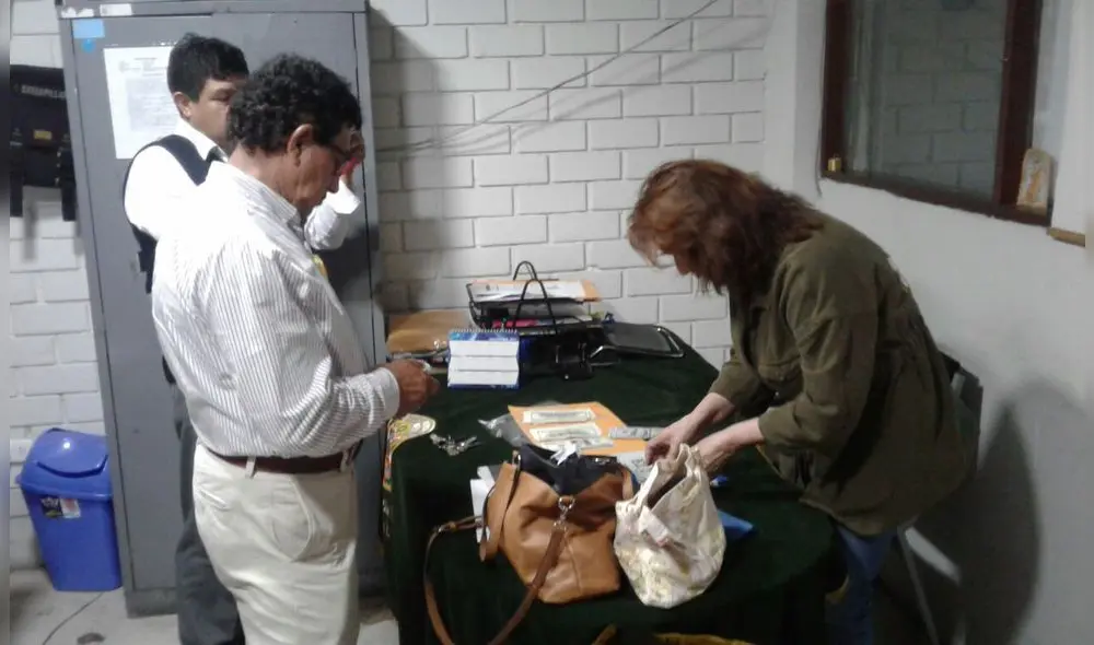 Taxista devuelve 6 mil dólares que pasajera olvidó en su auto Taxista devuelve 6 mil dólares que pasajera olvidó en su auto