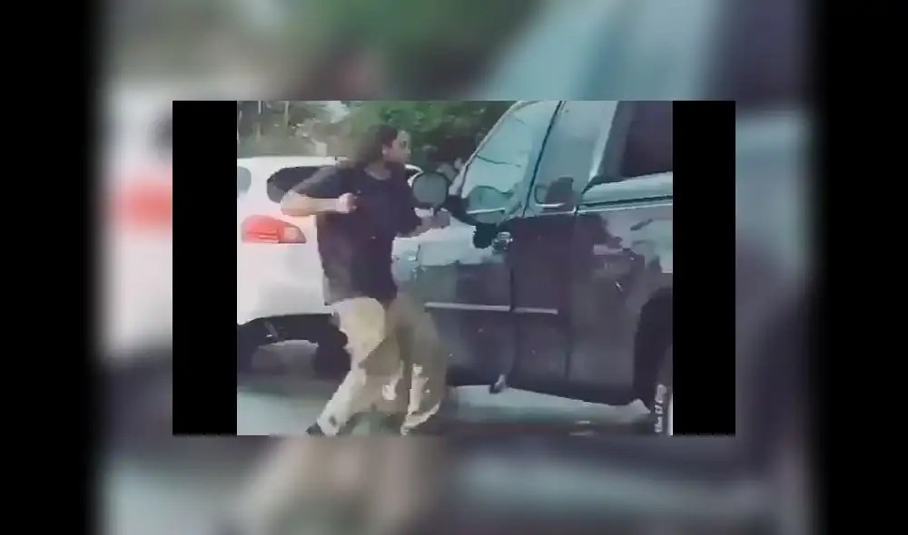 YouTube: Enfurecido conductor rompe luna de camioneta de un puñetazo | VIDEO YouTube: Enfurecido conductor rompe luna de camioneta de un puñetazo | VIDEO