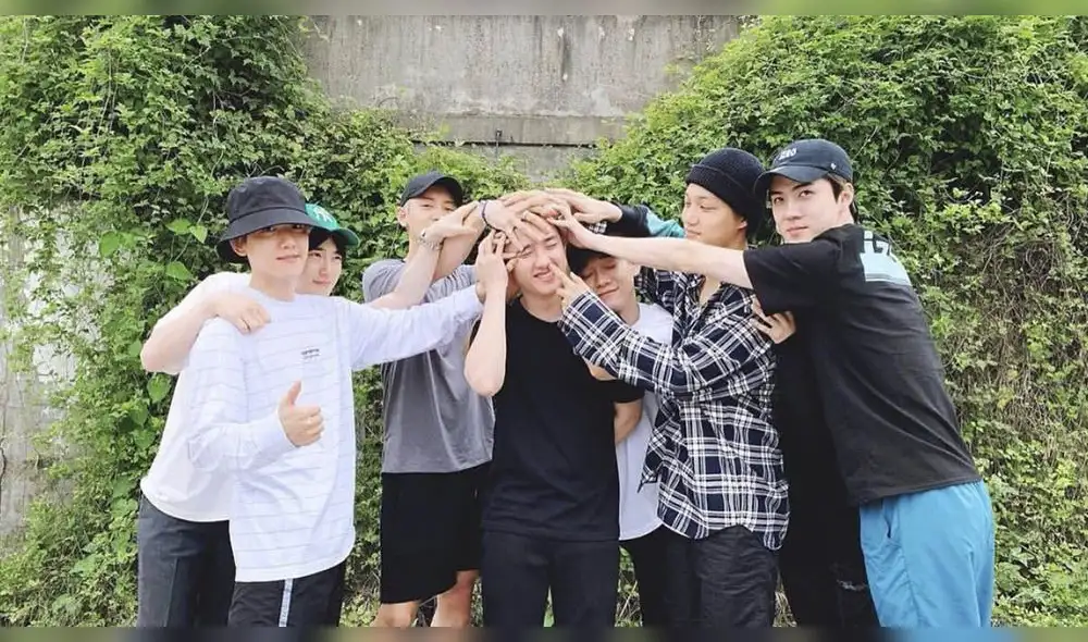 Los miembros de EXO junto a D.O el día en que este se enlistó en el servicio militar.